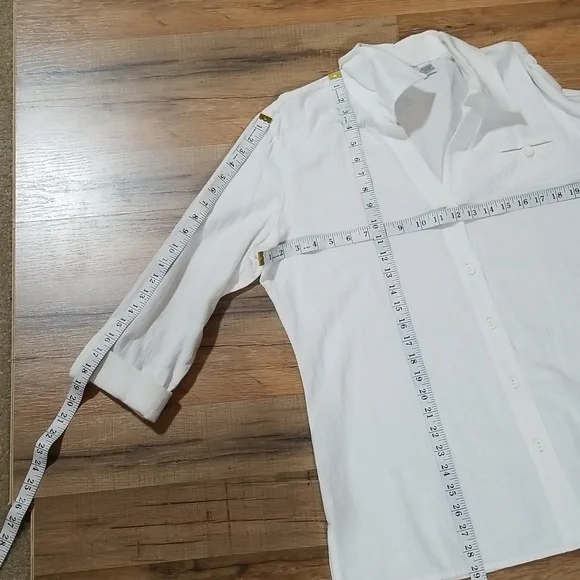 CHICO'S Textured White V-Neck Roll Tab Blouse with Pocket - Picture 10 of 13